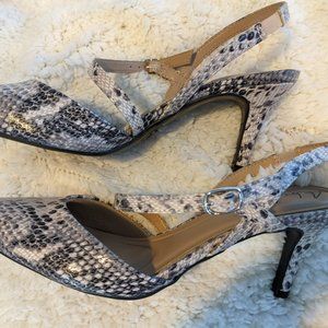 Abella True Comfort Faux Leather Snakeskin print pumps Size 8